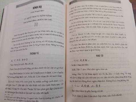 Đọc Dịch đã khó, đọc rồi hiểu thấu những lý lẽ cùng tận của nó không phải ai cũng làm được. Đến như đức Khổng tử cũng nói “ Cho ta sống thêm ít năm nữa, tới 50 tuổi nghiên cứu Kinh Dịch, thì có thể không lầm lỗi lớn.” 
Kinh Dịch là một kỳ thư, ban đầu chỉ có những hào (vạch liền, vạch đứt), những quẻ (tổ hợp của các vạch), do vua Phục Hy phác họa ra. Ông đã ngước mắt nhìn bầu trời để rồi thu tóm vạn vật vào hai phạm trù âm dương mà đặt căn bản cho Kinh Dịch. Kinh Dịch biểu hiện sự giao thoa, đeo đuổi, chuyển hoá, pha trộn, thăng giáng, suy thịnh của hai yếu tố âm dương (được triển khai từ thái cực) để thành tựu nên vạn vật.  
Văn Vương, Chu Công và các tác giả Dịch truyện tin các phép bói dịch và đem những luật âm dương ai cũng nhận thấy trong vũ trụ để giảng cho nó bớt tính huyền bí đi, sửa lại thuyết định mệnh trong dịch coi nó là một luật tự nhiên, nó chỉ cho ta biết cái hướng theo đó sự việc sẽ xảy ra. Kinh Dịch bởi vậy là tinh hoa kiến thức huyền bí vừa có tính mặc khải vừa có tính chiêm nghiệm của các bậc thánh hiền thời cổ. Người nào thông hiểu dịch lý thì có thể hiểu biết sâu xa và tiên liệu các sự việc một cách tương đối chính xác; do đó mà hành động ít lỗi lầm.
Kinh dịch – đạo của người quân tử của Nguyễn Hiến Lê chú trọng tìm hiểu triết lý trong Kinh Dịch, tức vũ trụ quan, nhất là nhân sinh quan, cách sử thế trong Kinh Dịch gọi là Đạo Dịch, đạo của bậc chính nhân quân tử thời xưa. Dù là một cuốn sách rất khó đọc ở cả phần Kinh lẫn truyện, việc bỏ bớt phần bói toán, huyền bí và trình bày một cách có hệ thống, sáng *** tư tưởng của cổ nhân là một thành tựu đáng ghi nhận nơi tác giả.