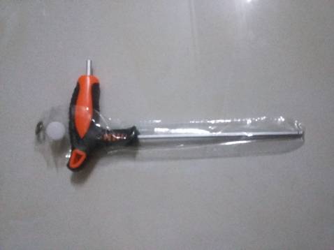 lục năng tay cầm bé, tôi dùng nhiều loại lục năng rồi nhưng loại này cầm thấy bé quá, vặn thử ốc thấy ko chắc chắn,dùng ít thì tạm được chứ dùng nhiều ko lên mua