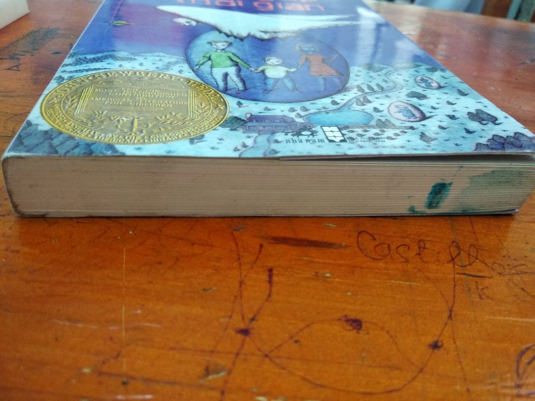 mình vừa nhận hàng về mở ra thì thấy sách khá cũ, khá nát ở bìa và gáy sách, bị dính mực nhiều. Hài lòng là tiki giáo hàng khá nhanh