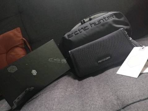 Mua cái ví mà cảm giá như đập hộp điện thoại ấy, shop gói đẹp mà cưng quá, cầm cái vi thấy đáng đồng tiền bát gạo. Mình mua nhiều lần rồi shop còn chủ động nt tặng mã giảm giá, cưng quá cưng. cho 10 sao.