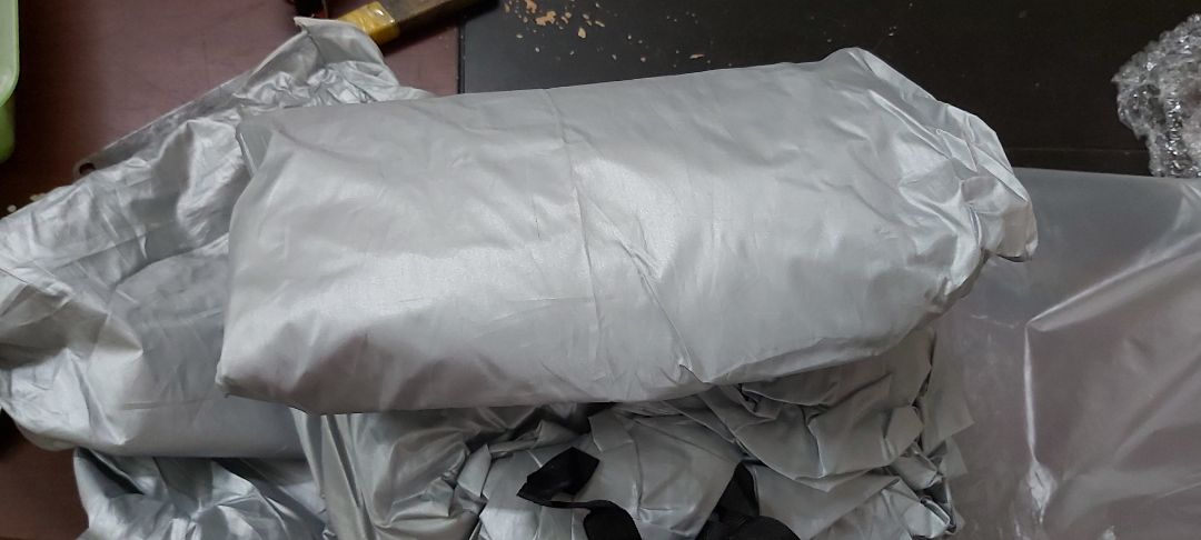 Hàng chất lượng kém, không như quảng cáo, vải mỏng dích như áo mưa. hàng này chắc dùng được 3 bữa gió to chắc rách luôn.