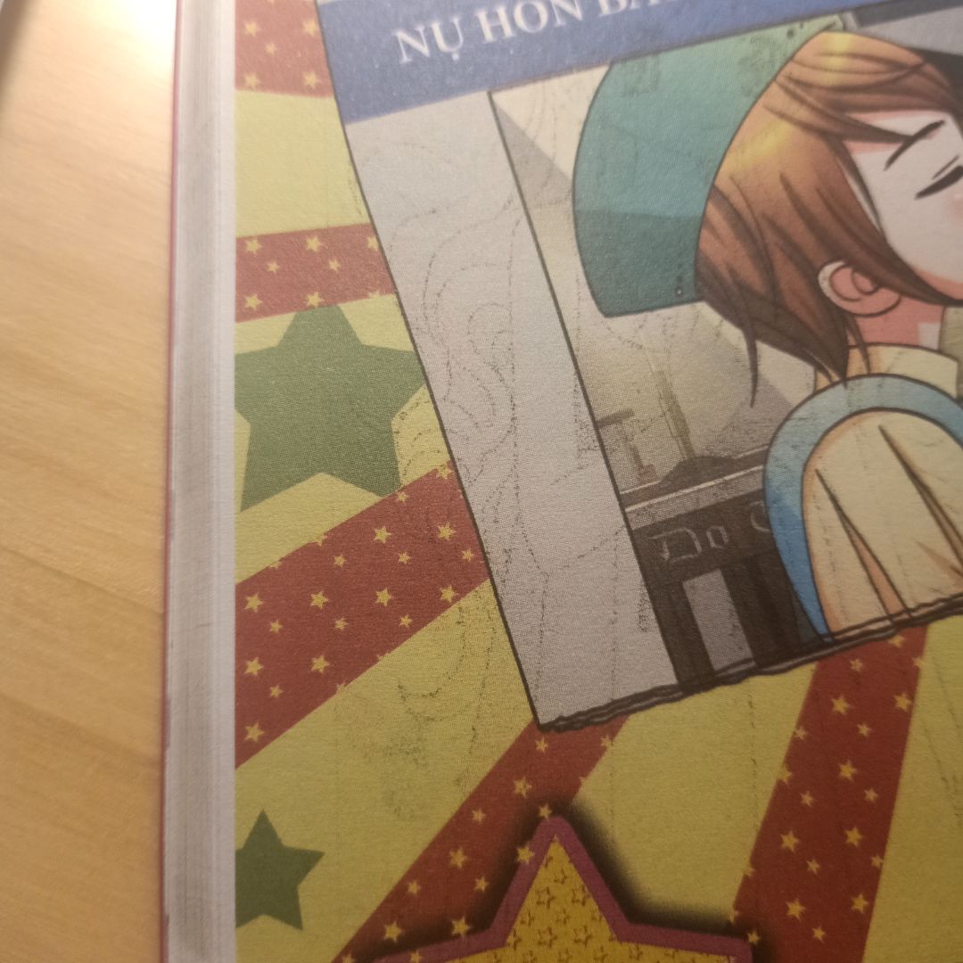 Góc bìa sách có vết do để trong hộp, bìa trước có nét vẽ bằng mực, cạnh gáy sách có vết bẩn nhỏ. Trong sách có một số trang bị hằn nét in của trang trước. 
P/s: Ảnh mờ nên hơi khó nhìn, mong thông cảm ạ