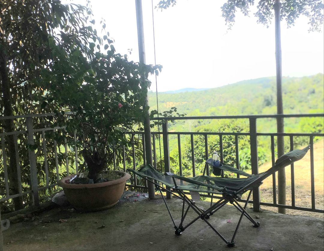 - Đúng như dự kiến, gọn nhẹ chắc chắn, thoải mái cho những chuyến đi dã ngoại!
- Khi gấp lại, đặt lên xe con rất gọn gàng
- Cả hai tư thế: Nằm, ngồi tựa, ngắm cảnh thiên nhiên, nhâm nhi ly cafe (ly phải rộng miệng) đều rất tuyệt
- Chỉ tiếc túi đựng chất liệu mong manh, màu đen xấu quá, giá túi sang, bền hơn, giá cao thêm một chút cũng được, vì ghế này cơ bản là cho vào túi mang đi theo những chuyến dã ngoại.
- Sẽ đặt thêm.
- Thank shop nhé!