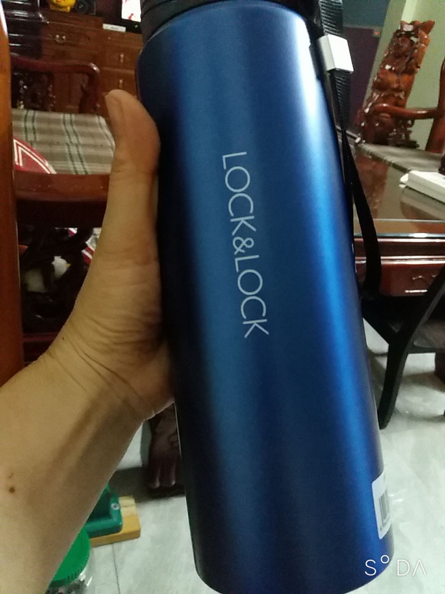 Sản phẩm đẹp, có dây treo. Màu sắc và kiểu dáng sang chảnh. Nhìn chung là đáng đồng tiền.
Tiki giao hàng nhanh và gói hàng cẩn thận.
Điểm trừ duy nhất là nắp bình ko thiết kế như cốc uống nước. Mình đã mua nhiều sp của TK và rất hài lòng về CL. cho 5 sao