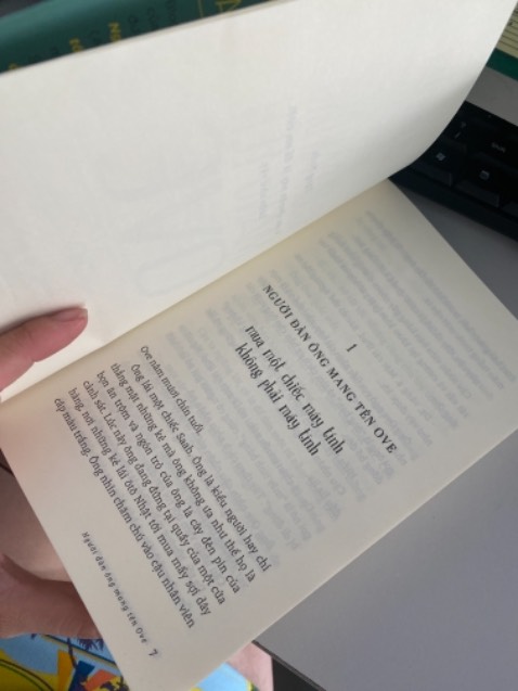 Cũng hay, nhưng mà thật sự ko quá ấn tượng như mình mong muốn. Ko hài hước như nhiều ng nói, tình huống cũng k quá kịch tính và lôi cuốn. Đơn giản chỉ là câu chg về cuộc đời của ông Ove.... mình chấm 6/10 điểm.