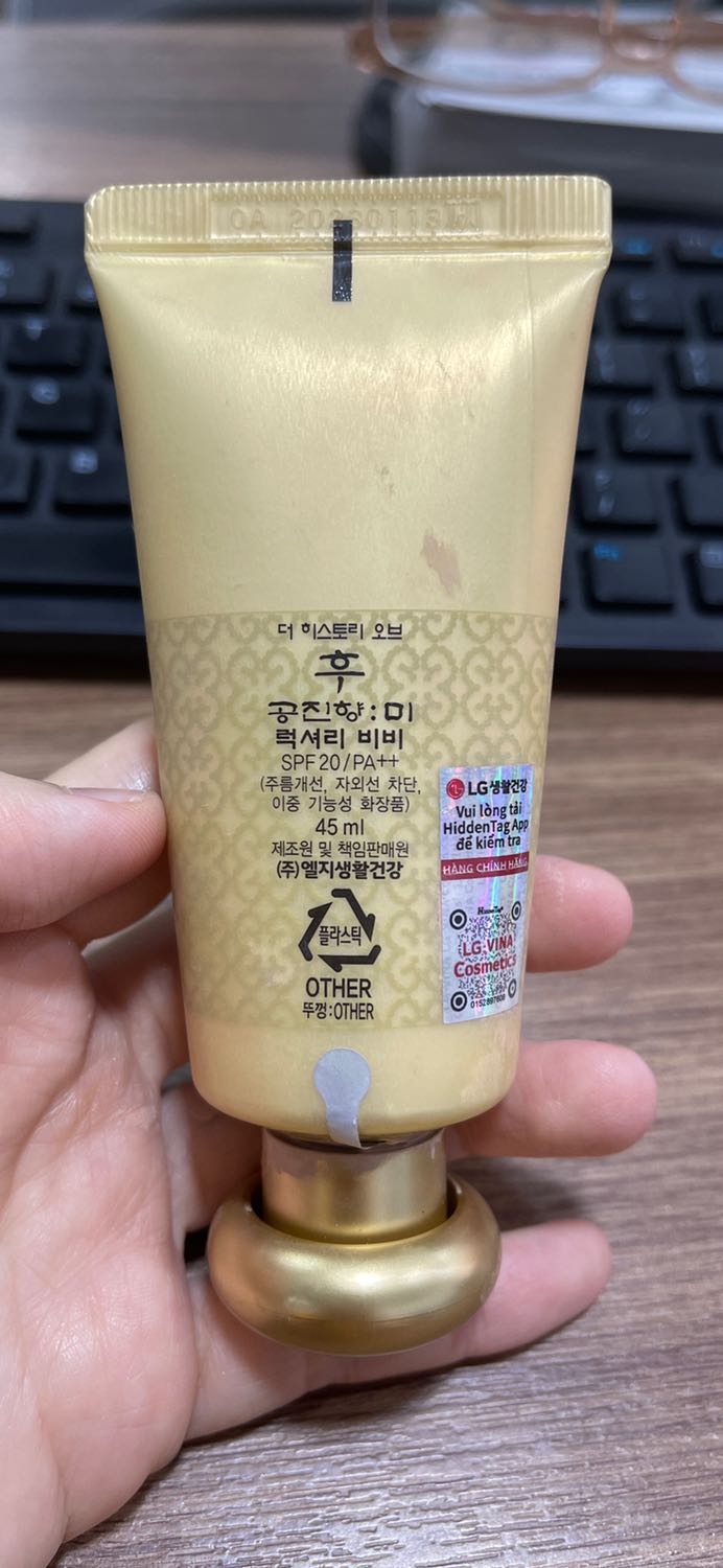 Hàng tốt, chính hãng.
Mình đã sử dụng được nửa tuýp, nay mới viết review sản phẩm. Sản phẩm thích hợp cho da thiên khô, có dưỡng nên có glow nhẹ, ko bị dày phấn. 
Da mình thuộc da nhạy cảm, thiên khô nhưng khi dùng thì ko có hiện tượng mốc hay dị ứng.