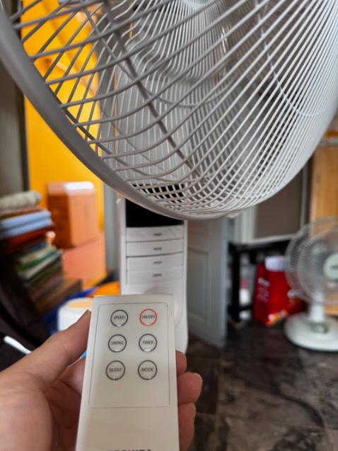 Sản phẩm bị lỗi, các nút bấn lỏng lẽo, ko chắc chắn. Remot ko điều khiển được. Yêu cầu Tiki hổ trợ đổi trả sản phẩm. Xin cảm ơn