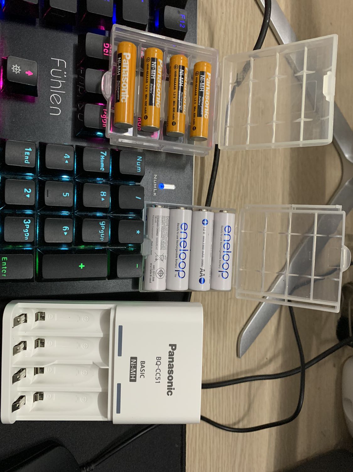 Hàng tốt lắm, nguyên hộp từ nhà sản xuất chưa bóc tí nào. Sạc 4 pin AAA 630mhA trong 3 tiếng đầy, đo được 1.3V. Trong quá trình sạc không nóng. Tiki giao hàng nhanh. Luôn hài lòng về dịch vụ