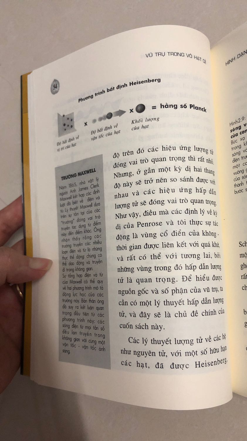 Sách khó đọc lắm. Mình đã đọc qua các cuốn sách vật lý và thiên văn khác nên cũng có chút kiến thức nhưng khi đọc cuốn này thì phải nói thật sự khó nhằn. 
Vd như từ Newton khám phá ra luật hấp dẫn, cho đến Einstein giải thích về bản chất của luật hấp dẫn nhưng còn bị 1 vấn đề cua luat hap dan chỉ có thể được giải thích bằng thuyết lượng tử, và đây là nội dung nghiên cứu của Hawking. Thuyết lượng tử chưa được phổ biến trong giáo dục đồng thời sử dụng nhiều rất nhiều mô hình khoa học, toán học cao cấp nên để hiểu được cuốn này cần phải tìm hiểu nhiều nguồn khác nữa ấy. Mình sẽ recommend đọc trước cuốn Những câu hỏi lớn về vũ trụ và cuốn Stephen Hawking minh hoạ sinh động bằng tranh để có thể ít nhất theo kịp ý của tác giả, chứ chưa đảm bảo hiểu tường tận đâu.