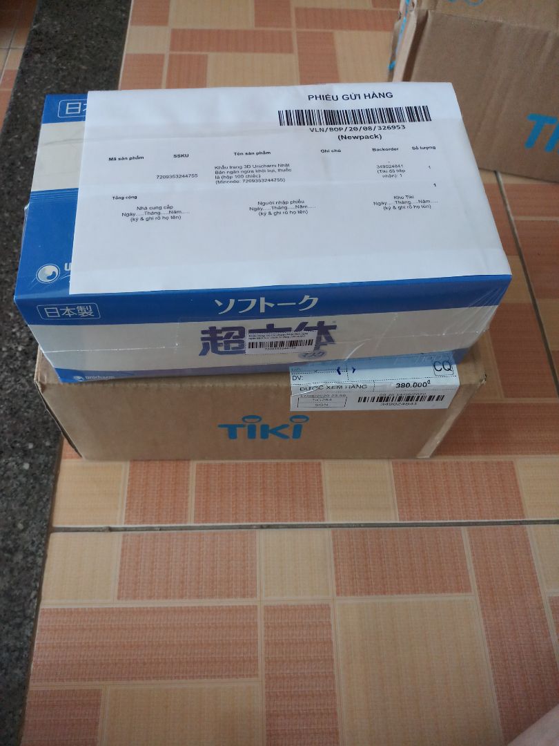 Tiki đóng gói cẩn thận. Tuy nhiên khi mình bóc phần phiếu gửi hàng của Shop ra, thì hộp khẩu trang bị mất 1 phần bao bì. Mình cảm thấy không hài lòng về điều này. Mong Shop lưu ý. 
Cảm ơn Tiki. Cảm ơn Shop.