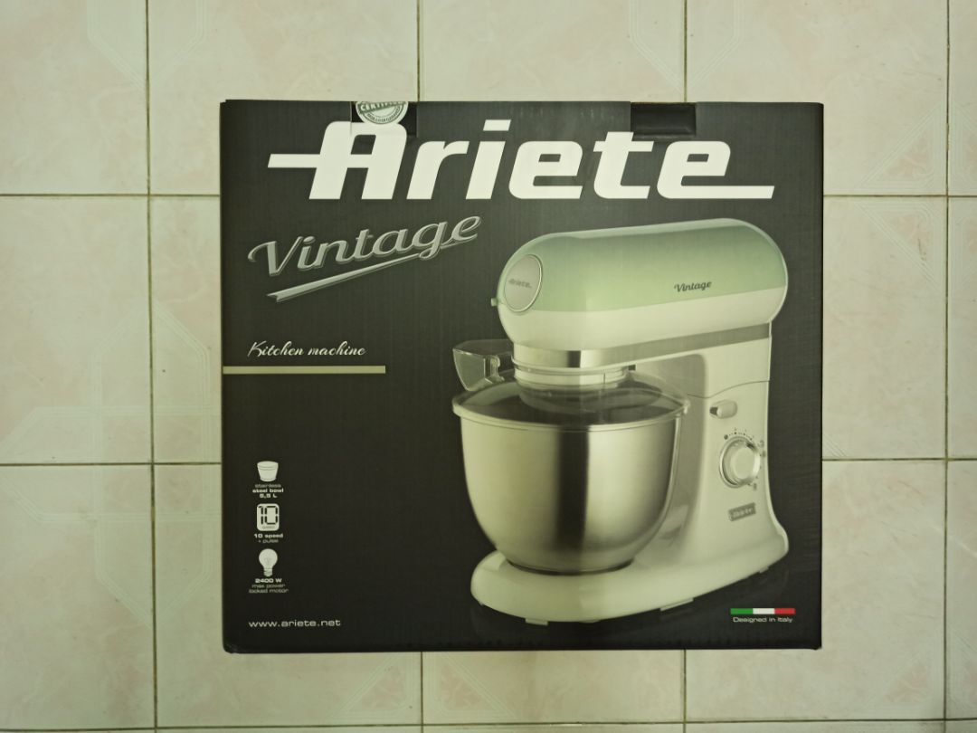 Giao hàng nhanh. Shop đóng gói kỹ. Hãng cũng đóng 2 thùng carton. Mẫu mã phong cách châu Âu. Thương hiệu này thuộc tập đoàn Delonghi, nổi tiếng của Italy ở châu Âu. Ai đã dùng qua sp của Delonghi như máy pha cà phê thì sẽ biết đến thương hiệu này. Mua tặng bà xã nên cũng chưa thử đc nhiều. Trước mắt, cảm nhận máy có kết cấu nhựa liền lạc, bóng, đẹp.  Mô tơ không quá ồn khi chạy hết số. Máy khá vững chắc khi chạy số lớn, không bị rung lắc mạnh, do phần chân đế đc thiết kế thêm cao su hít chân không.