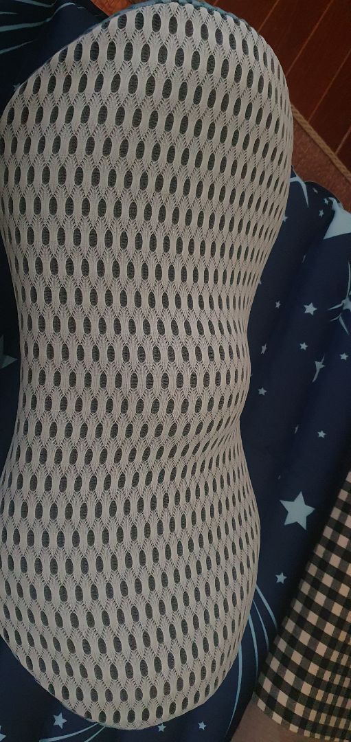 gối cao, khi nằm nếu ko có cái gì kê chân thì nó ép thẳng 1 lực vào phần bụng từ dưới lên. Để 2 3 hôm nữa xem có quen được không chứ hôm đầu khó ngủ quá vì lúc nào phần eo cũng bị căng ra. Mình nghĩ nên làm thấp đi 1 cm để nằm thoải mái hơn. Giao hàng nhanh nên để 4 sao