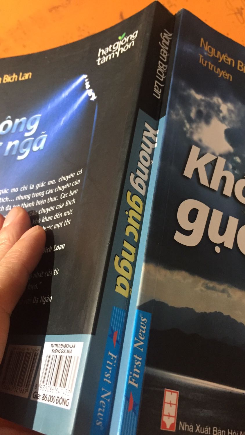 Sách cũ, giấy bị ố, gáy bị gãy, Fahasa giao đúng hẹn, bọc kỹ. Nhưng không hề hài lòng!!!