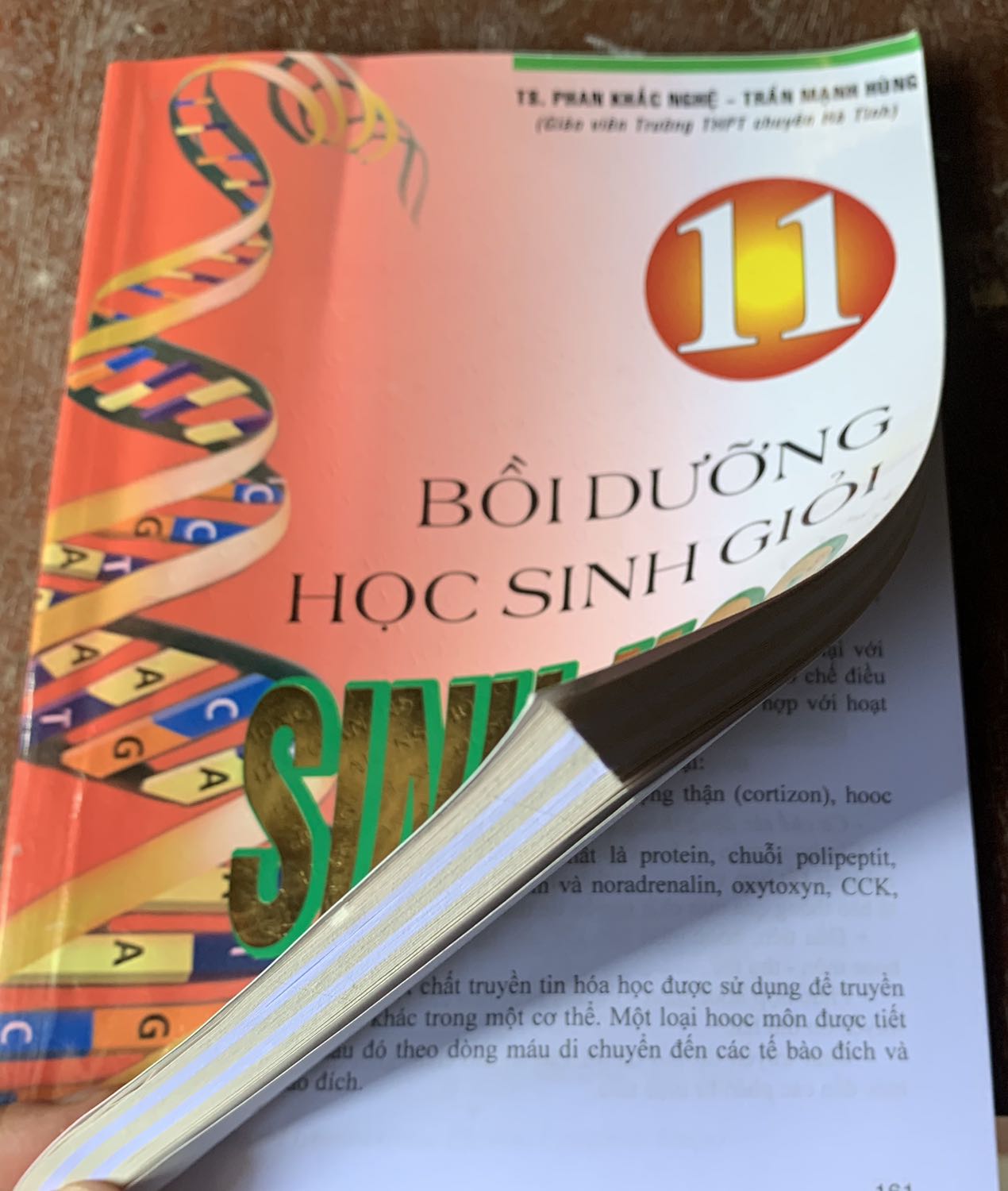 Chất lượng giấy in sách không đồng đều. Đóng gói hàng chưa cẩn thận. Shop cần lưu ý, cản thiện điều này.