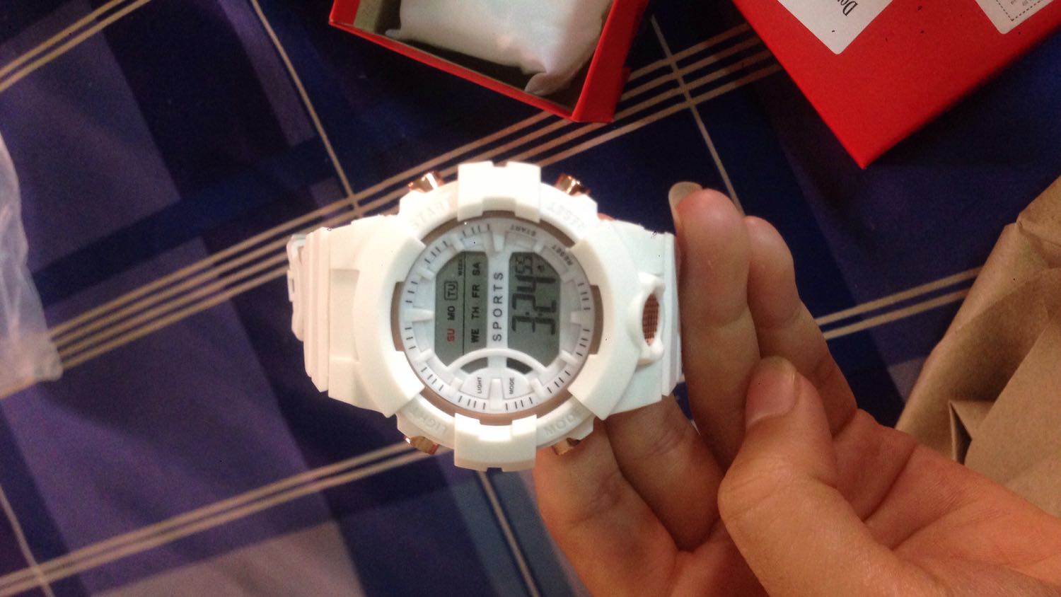 Shop giao hàng hơi chậm vì trời mưa nhưng cũng k sao , sp đẹp , đóng gói tạm đc , nói chung là mình khá hàu lòng vs sp