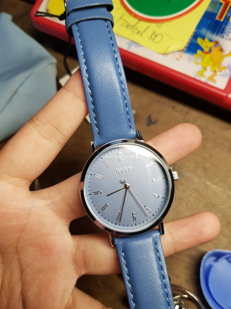 Giao hàng sớm. Đóng gói kĩ càng. Hộp chắc chắn. Đồng hồ rất đẹp. Đúng màu mình thích luôn. Dây đồng rất chắc chắn. Có phiếu bảo hành (nhưng mình vẫn chưa biết sử dụng phiếu đó như thế nào cả). Giao hàng sớm. Đóng gói kĩ càng. Hộp chắc chắn. Đồng hồ rất đẹp. Đúng màu mình thích luôn. Dây đồng rất chắc chắn. Có phiếu bảo hành (nhưng mình vẫn chưa biết sử dụng phiếu đó như thế nào cả).