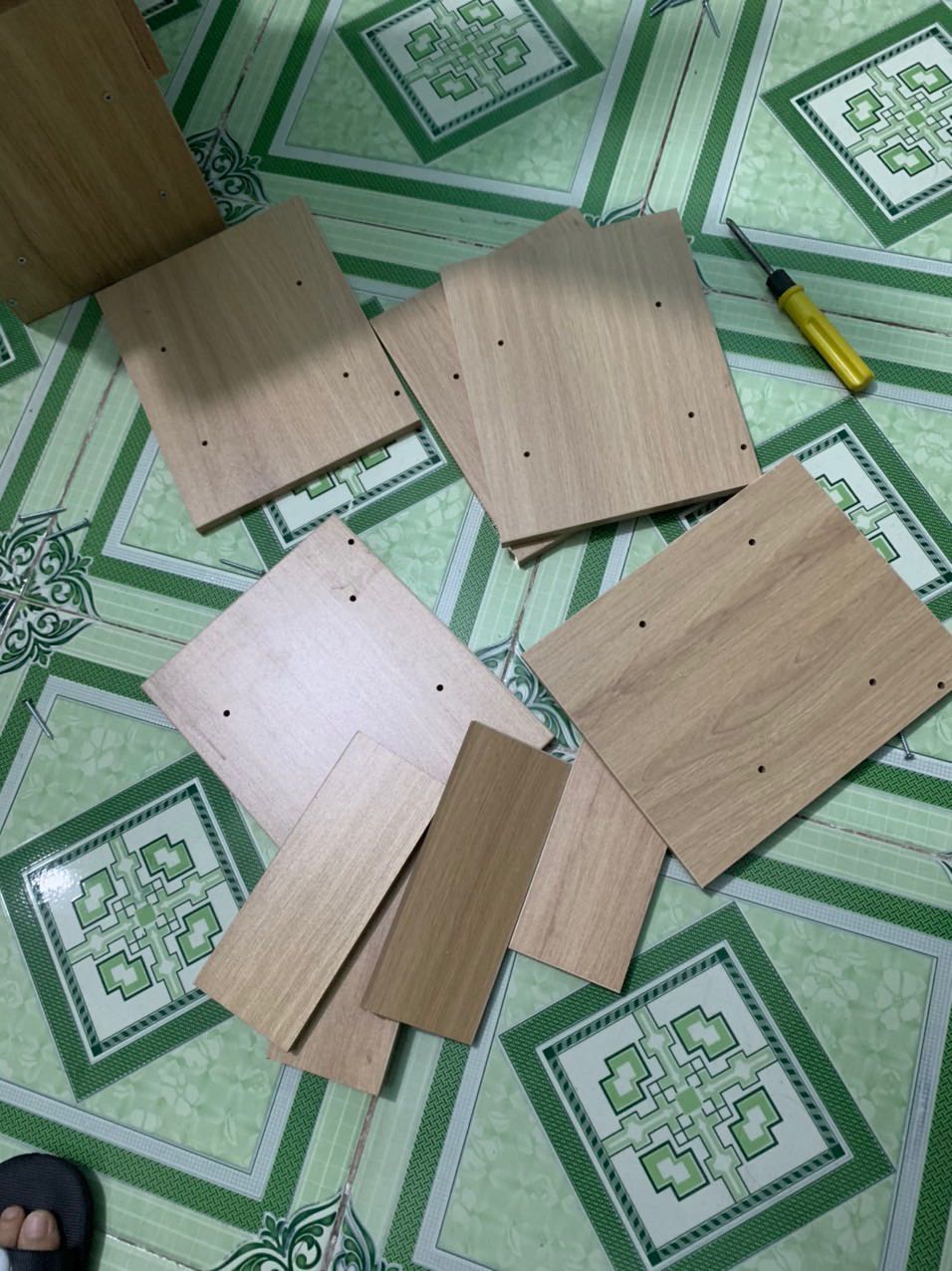 Mua sách và đồ trên tiki mấy năm nay chưa có lần nào mình không hài lòng như lần này. Bình thường tiki luôn giao sớm hơn hoặc ít nhất cũng đúng hẹn, lần này bị trễ hẹn.  Đã thế bên shop còn đưa lộn 5 tấm ván ngang cho mình. Có 8 tầng ngang cần loại ván đó thì shop chỉ đưa đúng được 3 tấm, còn 5 tấm bị sai, chỗ cần lỗ khoan để bắt vít thì k có, chỗ ván cần phẳng thì khoan 5 lỗ. Mình rất bực mình. Tính trả hàng nhưng hàng thì cồng kềnh, rồi đổi qua đổi lại rất mất thời gian nên mình đã nhờ người quen có máy khoan tự bắt vít cho. Công bằng mà nói kệ sách này sẽ rất đẹp nếu shop làm ăn cẩn thận, giao đúng hàng cho khách nhưng vì khâu xuất kho quá cẩu thả, thiếu trách nhiệm và tiki cũng chậm trễ nên mình chỉ cho 2*. Chưa kể bảng hướng dẫn lắp đặt quá sơ sài nữa