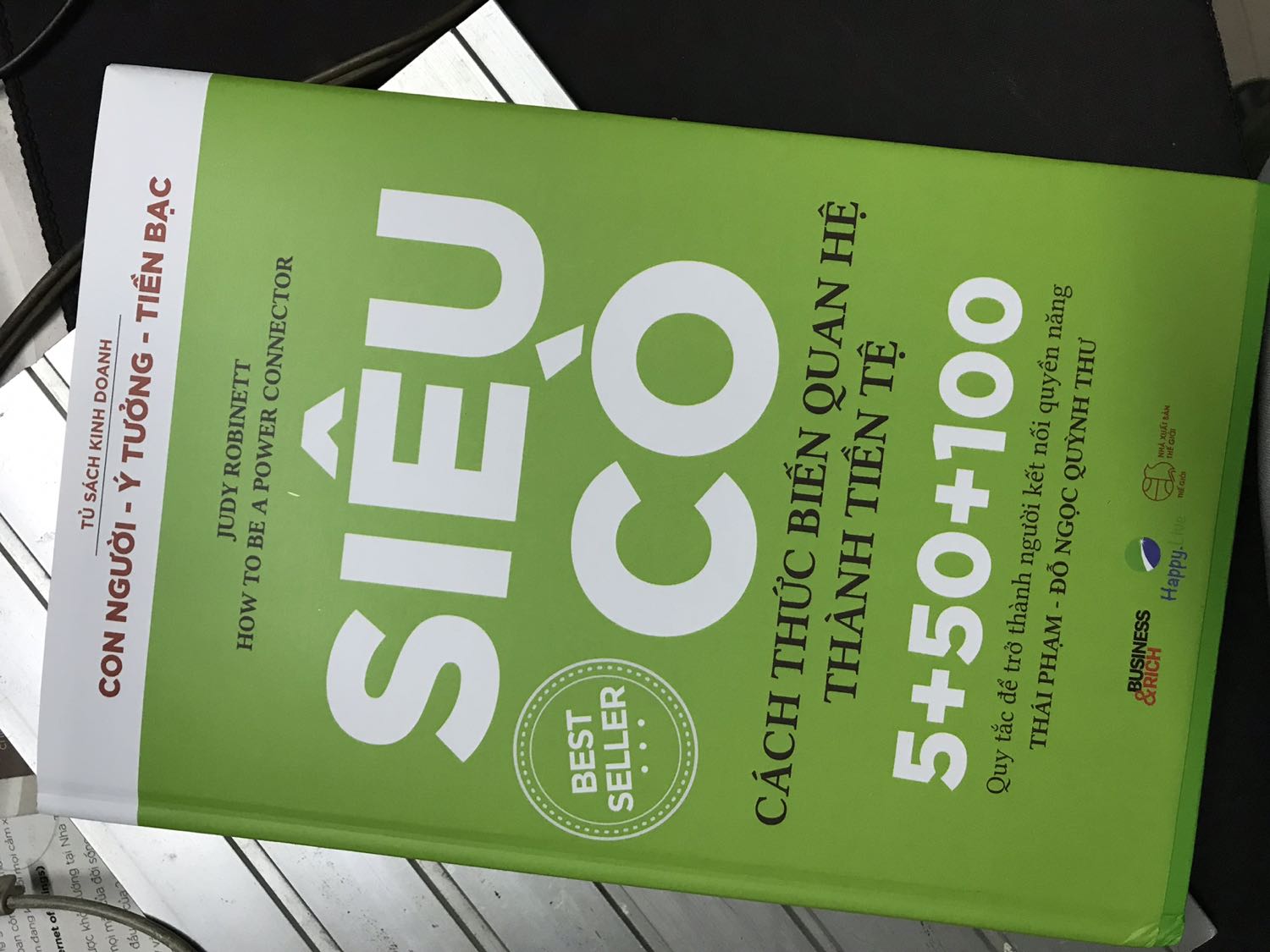 Tiki giao hàng nhanh, mặc dù mình đk ship thường, sách in đẹp, giấy xịn, nội dung hay, hữu ích, có nhiều điểm mới lạ. 
Tuy nhiên, hơi quá dài dòng vì nội dung lặp lại nhiều lần. Điểm trừ về phần bìa để rời quá bất tiện vì nó cứ xộc xệch bung ra