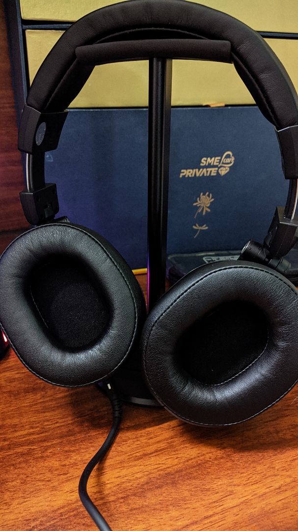 :v Mua vì nhìn trông đẹp, pad gốc hơi nông, đeo cảm giác như on-ear vậy nên mình mua cái khác sâu hơn.
Hộp phụ kiện đầy đủ, tiki giao nhanh, đặt tối hôm trước sáng hôm sau đã có rồi, có tem đàng hoàng
Chất âm thì m50x nổi tiếng từ 6 năm trước rồi, giờ nhiều con tốt hơn trong tầm giá.Hoàn thiện tốt. Hơi nhiều bass chút, âm trường hẹp hơi bí, treble hơi gắt. Nghe tạp khá ổn do 3 dải không quá bị lấn, dễ kéo.
Mà tóm lại mình mua vì nhìn trông đẹp chứ chất âm nhiều người nói mua m40x ngon, bổ, rẻ hơn :v