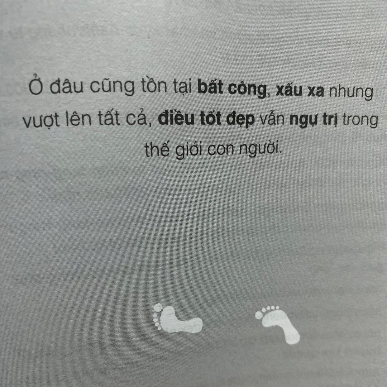 Sách hay, đọc xong thấy niềm tin đầy ắp giữa thế giới ngày càng hỗn loạn này. "Ở hiền gặp lành", câu này vẫn đúng trong bất kỳ thời kỳ nào. Giữa Ấn Độ đầy rẫy cưỡng hiếp, *** lọc mà tác giả luôn gặp điều lành và người tốt, do bởi lòng tin.