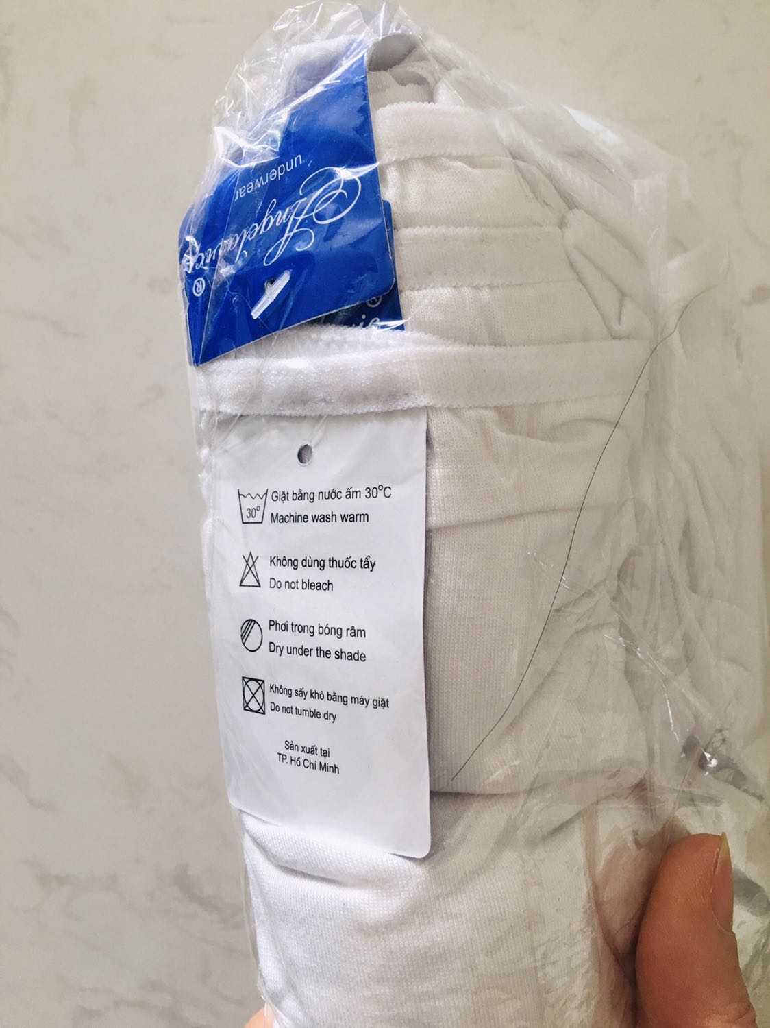 Tiki giao hàng nhanh hơn dự kiến cả chục ngày luôn. Hàng đóng gói cẩn thận, áo đẹp, chất mềm mát.
Có điều shop không có ghi hướng dẫn chọn size mà chỉ ghi size L, XL... nên không rõ L là cho kích thước nào nữa...