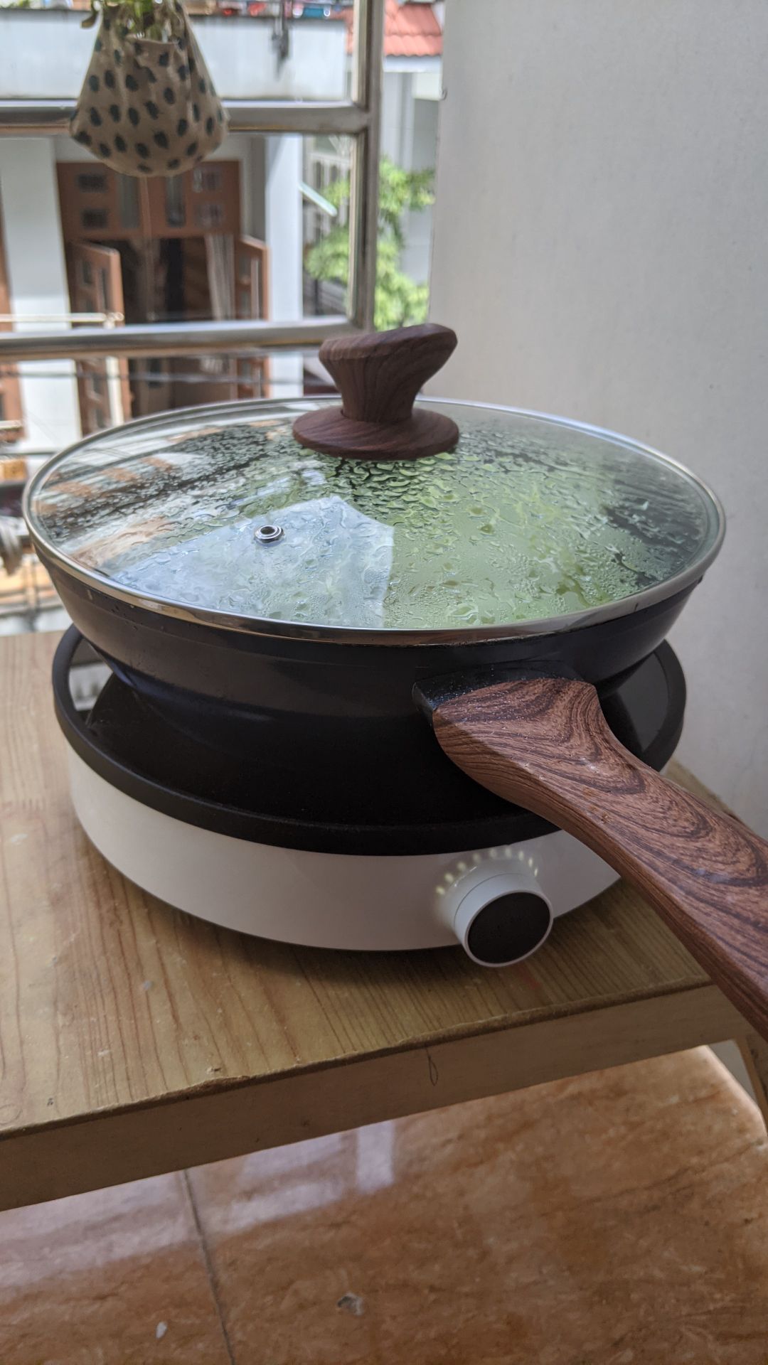 nghe bạn của mình từng xài chảo này rồi khen là chảo tốt nên mình cũng mua theo. chảo mà có vung kính thì tiện rồi.nhưng không biết có phải do mua hàng giảm giá nên bên nhà sản xuất bán cho mình sản phẩm lỗi không (bên trong thành chảo hơi xướt một xíu) nhưng cũng không sao. xài ổn áp nha ;) để xài được lâu thì các bạn chú ý xài đồ gỗ và chùi rửa nhẹ nhàng trên mặt chống dính.