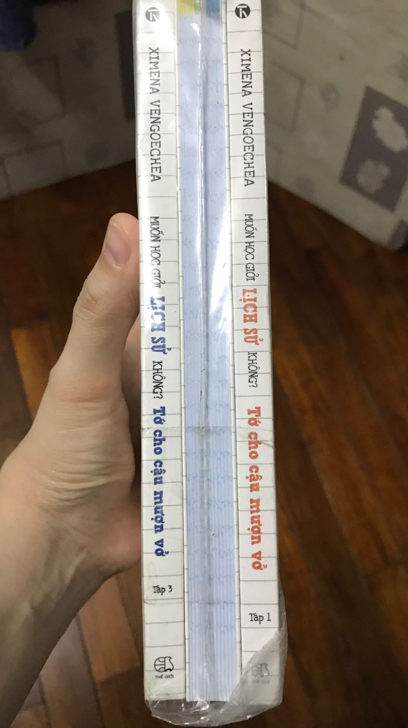 Đây sẽ là bộ sách gối đầu giường của mình về chủ đề lịch sử, viết dưới dạng vở ghi chép, có biểu đồ thời gian, bản đồ và hình minh hoạ màu sắc tươi sáng. Bộ sách gồm 3 cuốn theo trình tự thời gian, sách được bọc màng nilon nguyên vẹn. Mình rất thích bộ sách này.