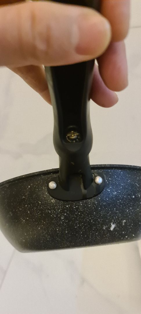 Chảo nhỏ size 18(hay 20) nhé mn,đọc kỹ ko lại nhầm tưởng chảo to vì hình chụp trông to.Chất lượng hoàn thiện tốt.Nhưng dẫn nhiệt lém hơn so với nồi bình thường nhà đamg đun.Giá hơn 200k đắt hơn chảo  Elmic cùng kích cỡ đang bán 130k Hy vọng chảo vân đá sẽ bền hơn.Nồi lock bên cạnh phủ đá dùng sướng