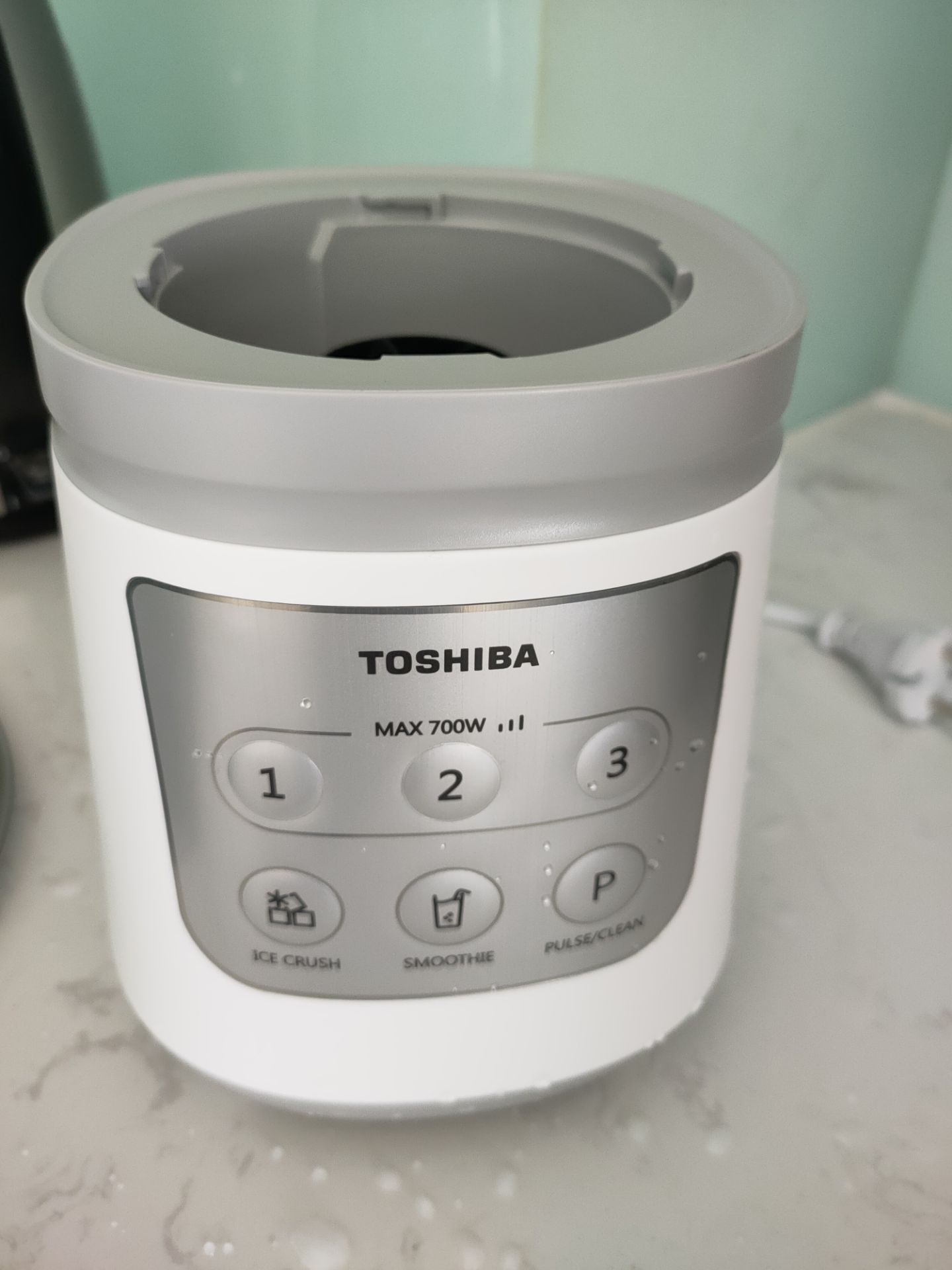 Sản phẩm khá đẹp với tầm giá, tuy nhiên cậu giao hàng Ahamove có ý vòi tiền giao, khi gọi không được cho mình, mình gọi lại thì nói đã hủy đơn, muốn giao lại thì trả thêm phí mấy chục ngàn, mình nói bên *** họ giao không được thì vẫn vui vẻ giao lại đâu có phí gì đâu, vậy cậu này bảo thôi mai Em giao Anh, mai giao giá 889.900 mình đưa 900k thì tính không thối 10k cho mình, thật ra mình không có ki bo nhưng thái độ rất không tốt nên mình đòi thối lại 10k mới đưa. Tiki để ý lại việc này, Xin cảm ơn