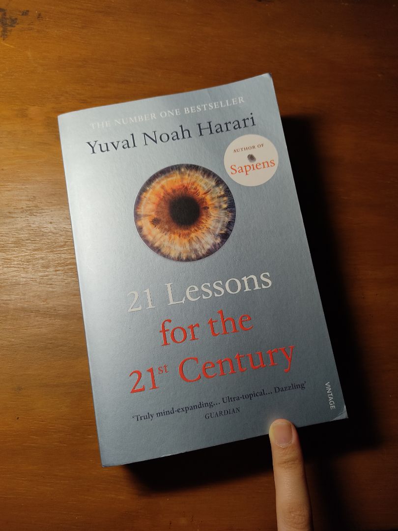 Sách lúc giao đến còn được bọc nguyên ny-lông. Sách nhẹ, cầm vừa tay. Chất giấy đẹp so với mặt bằng chung (tốt hơn của Wordsworth và Signet), cỡ chữ phù hợp.