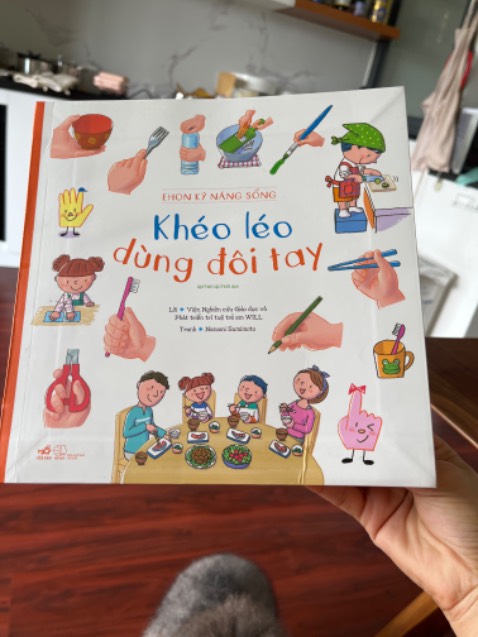 Tiki giao ổn. Nội dung hay mình mua cuốn này lần 2 nhưng có vẻ sách mua ở nhà sách nhìn cứng cáp và đẹp hơn.