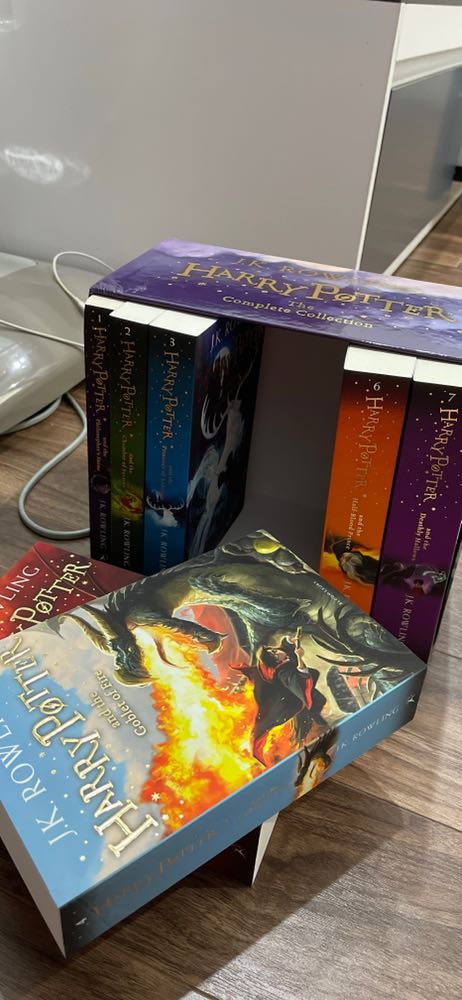 Sách rất đẹp, mới tinh, nội dung thì miễn bàn rồi, màu sách rất xinh box cũng thế, nhìn là u mê lun nha
Nhưng mà bên Tiki cần đóng gói kĩ hơn, 3 ảnh sau của mik là box bị df khá nhiều, may mà sách ko sao vì mik vốn cực kì giữ sách. Theo mik thấy thì tiki chỉ cho một hộp các-tông bên ngoài, băng dính khá lỏng và hộp to hơn hàng bên trong khá nhiều, mà bên trong thì ko chèn thêm gì nên đồ bên trong cứ thế lăn lóc lúc vận chuyển:)
Tóm lại là mik góp ý Tiki nên chèn thêm bọc chống sốc hoặc j đó để cố định đồ bên trong, và thùng(hộp) bên ngoài thì nên dùng loại cứng hơn và dán băng dính kĩ hơn để tránh df những đồ dễ hỏng như truyện, sách
Tạm thời cho 4 sao, 1 sao trừ vì cách đóng gói ạ