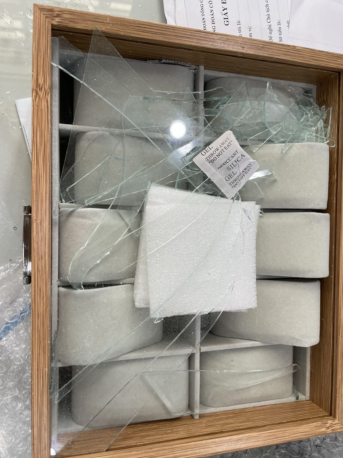 Vận chuyển đến nơi bể hết mặt kính