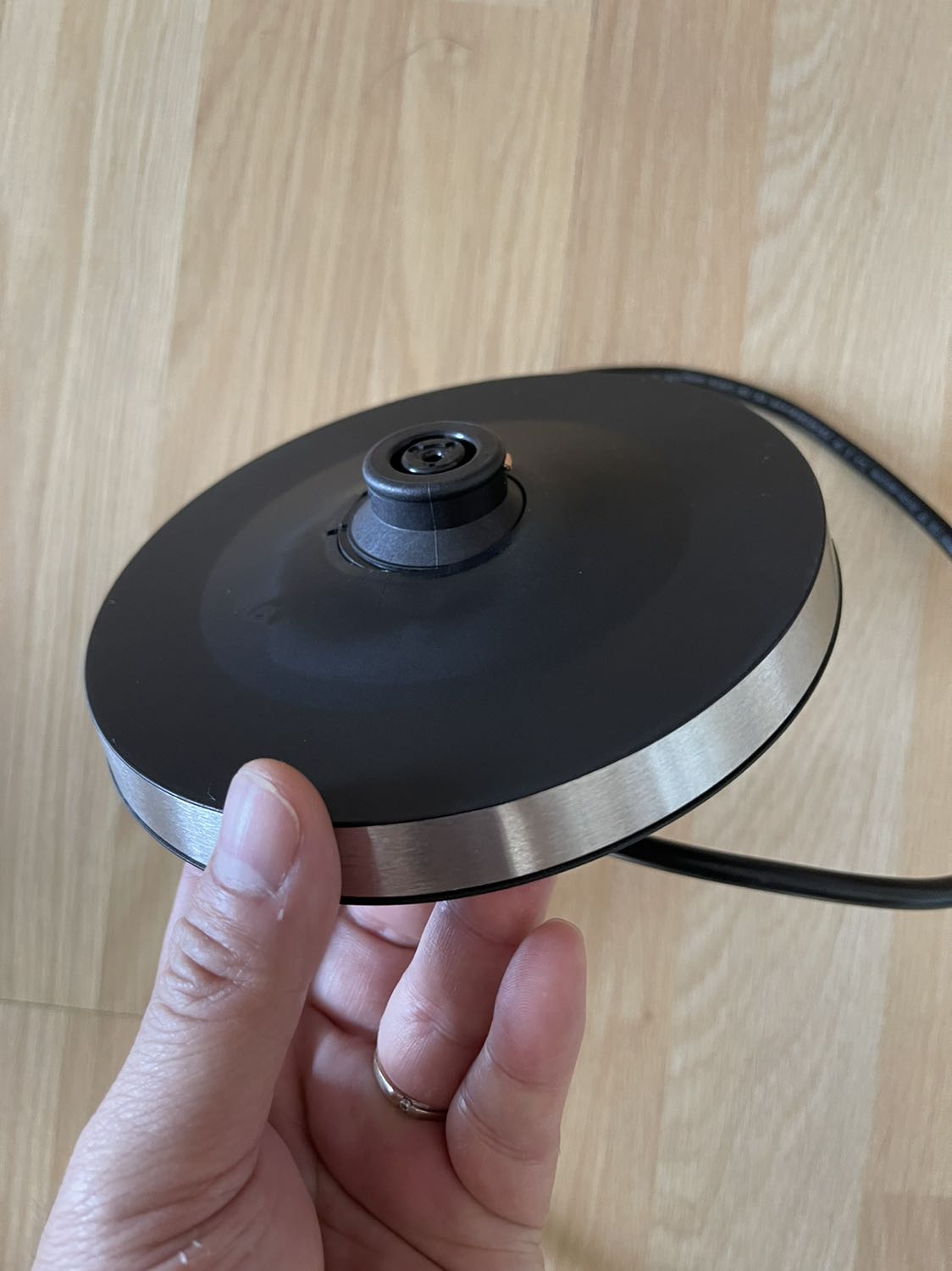 Hàng đẹp, giao nhanh và lịch sự! Tuy nhiên, phần để cắm điện bị nứt và bị công vênh khi KH mở để dùng vì hành này quá đơn giản! Đề nghị Philips và cửa hàng của Tiki kiểm tra kỹ trước khi xuất xưởng và đặc biệt không giao hàng không đạt để khách hàng không bị sốc với uy tín của Philips và Tiki!