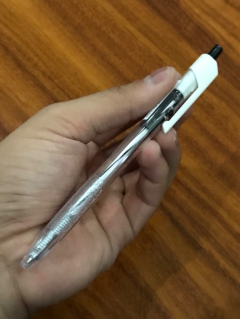 Bút nhẹ, cảm giác cầm ổn, viết êm, mực ra đều