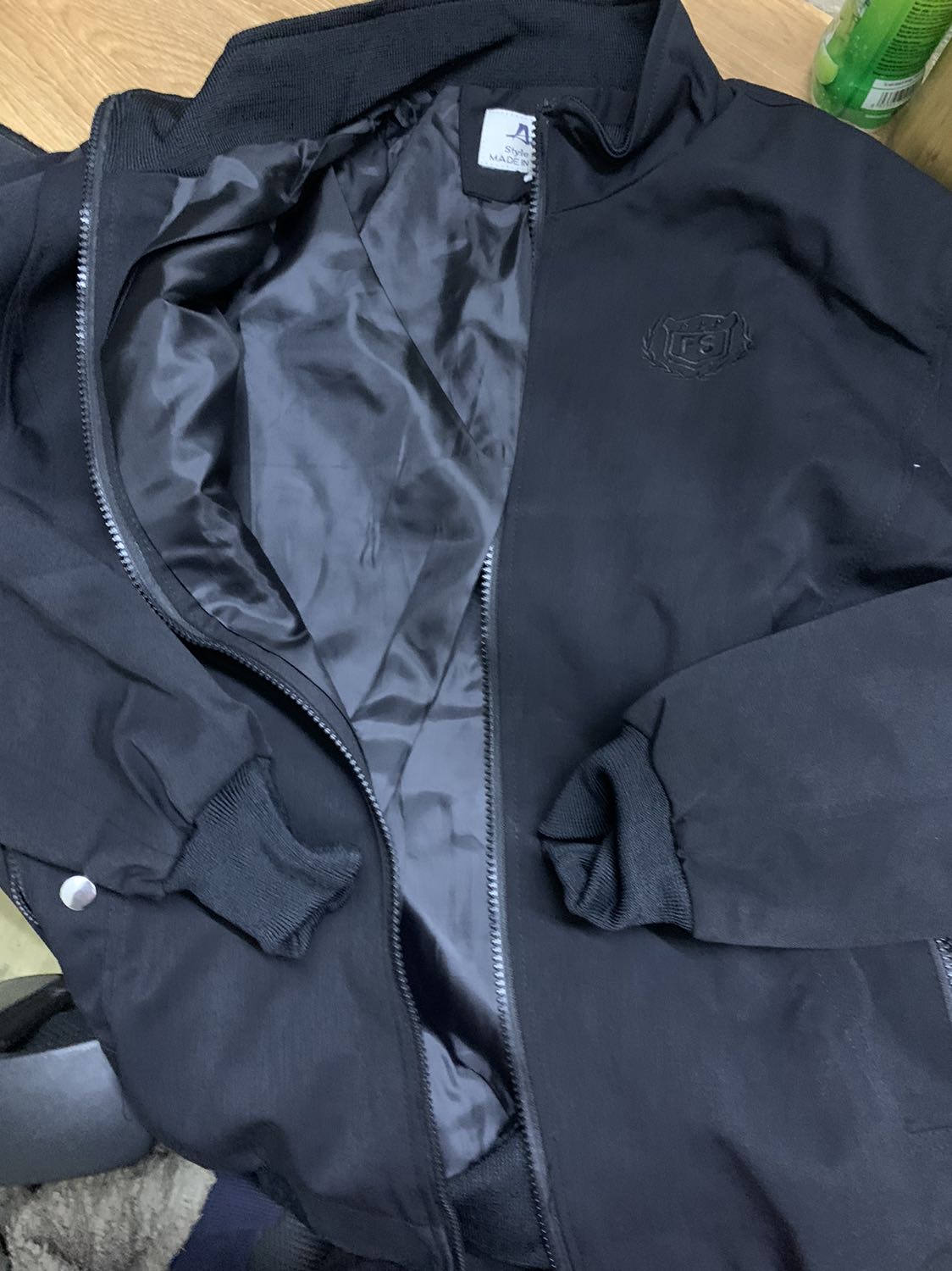 Áo đẹp, quá chất lượng so với giá.
Chất vải kaki đẹp, có một vài sợi chỉ thừa nhưng ko vấn đề gì.
5 sao