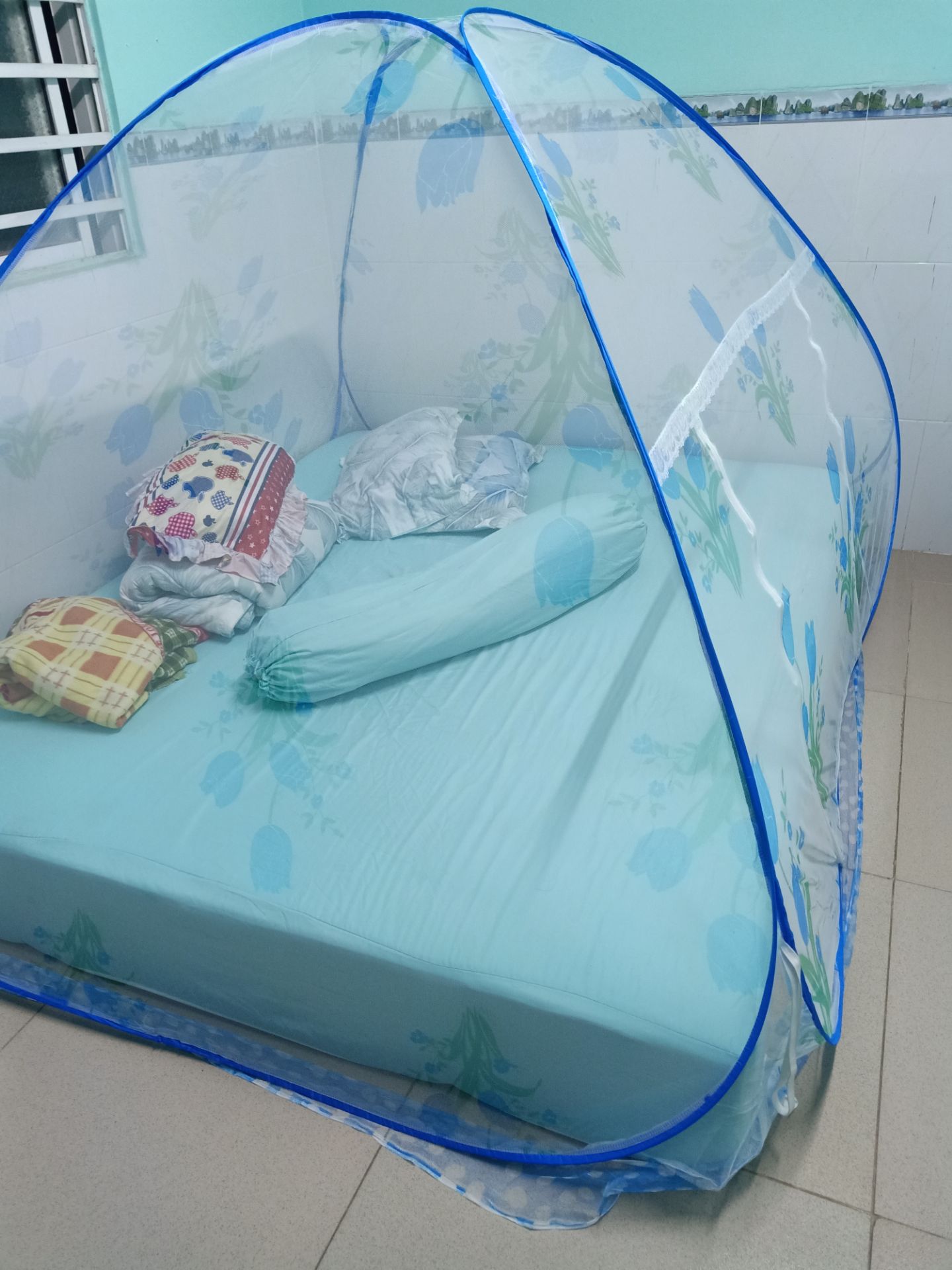 Giao hàng nhanh, đúng thời hạn.
Sản phẩm chất lượng. Đường may chắc chắn.
Tuy nhiên, do chóp mùng thu hẹp lại, nên vào trong mùng cảm giác hơi hẹp.