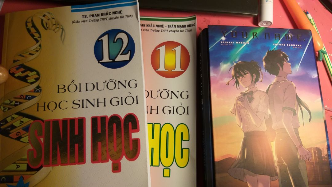 Bọc sách ko kỹ nên bị gấp ở góc sách