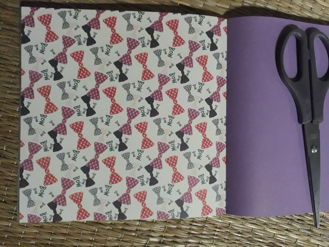 lưu ý sp này là fahasa giao chứ k phải tiki. giấy đẹp, dày đúng kích thước, đóng thành cuốn dễ sử dụng, điểm trừ là hoa văn trên giấy chỉ có một mặt.