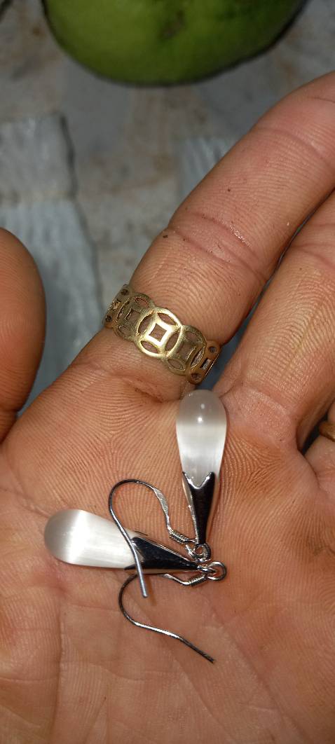 Tưởng tượng nó cũng hơi to cơ Ai dè về nó nhỏ xíu xinh xinh nhưng đeo vô tai cũng không thấy nhỏ lắm kiểu dáng đá mắt mèo Cũng khá ổn trông xinh xinh nhỏ nhỏ Tóm lại cũng ok