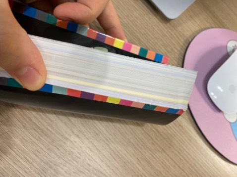 Chất lượng sách in kém, bị nhoè chữ, mất chữ và lem nhem rất nhiều. Sách in từ 4 5 loại giấy khác nhau, xám, trắng, vàng, đục có cả