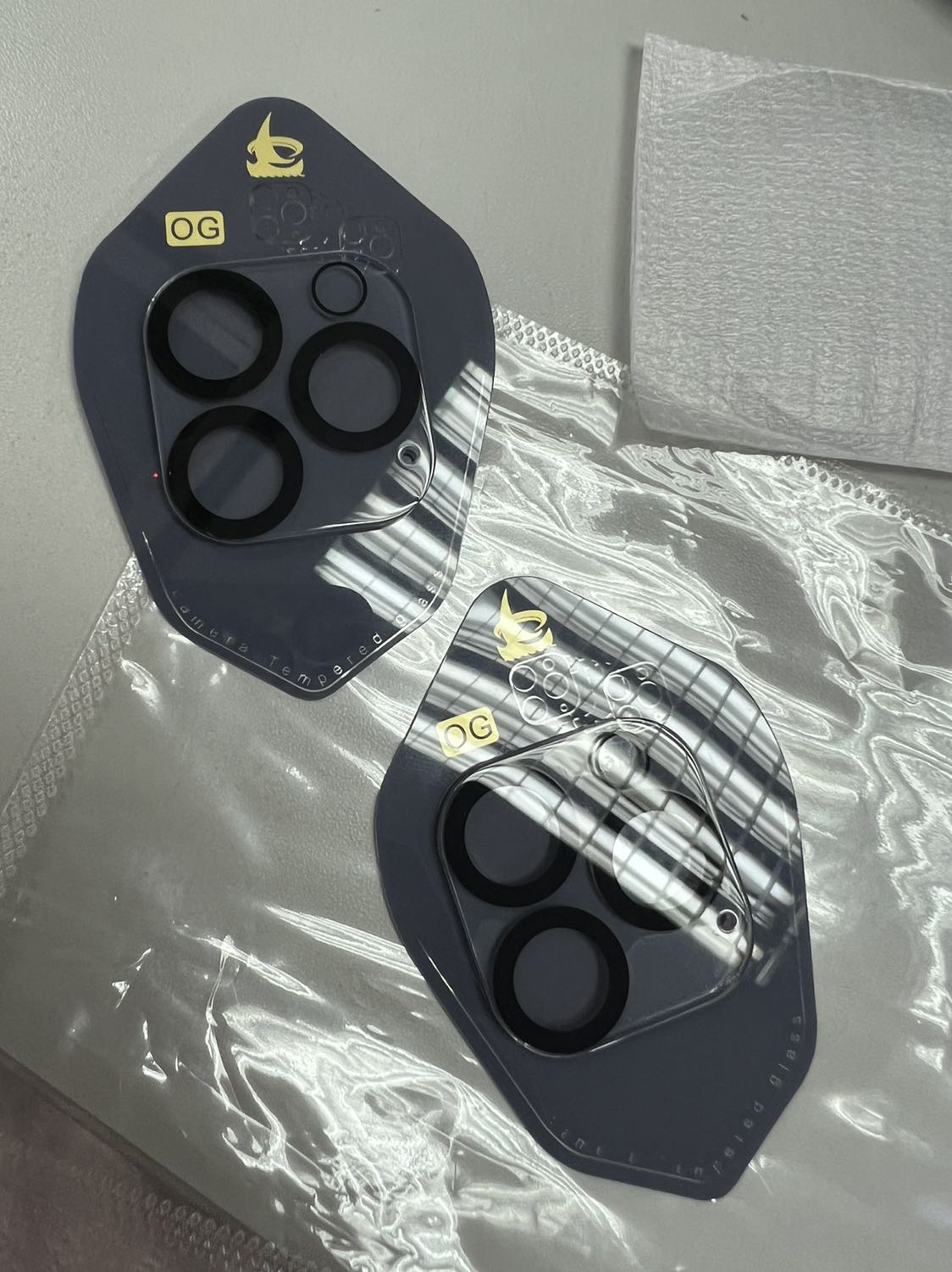 không ốp vừa camera, bị hở 1 khoảng rất xấu và dễ rớt. shop và tiki thu hồi sản phẩm giúp mình. cám ơn