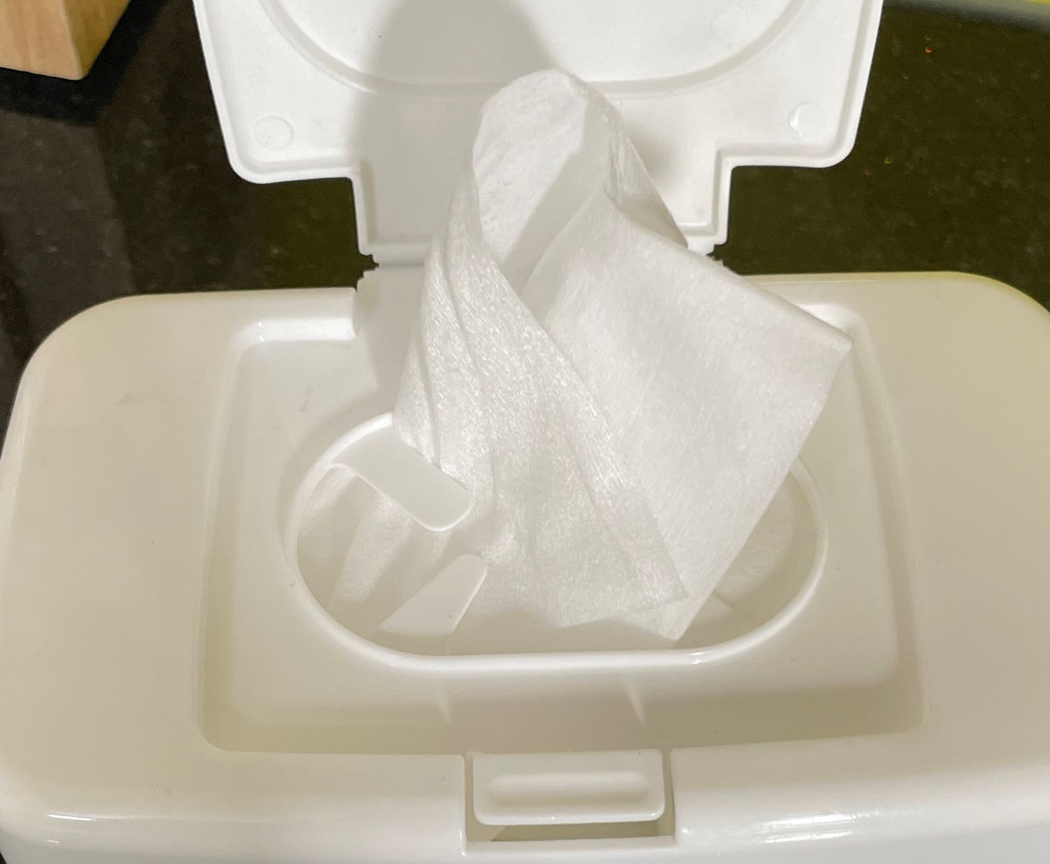 Mình mua combo, giá tốt hơn mua lẻ. Khăn xài ổn, giá tốt. Thêm cái hộp đựng nữa là xài khoẻ luôn. Giao hàng cũng nhanh nữa.