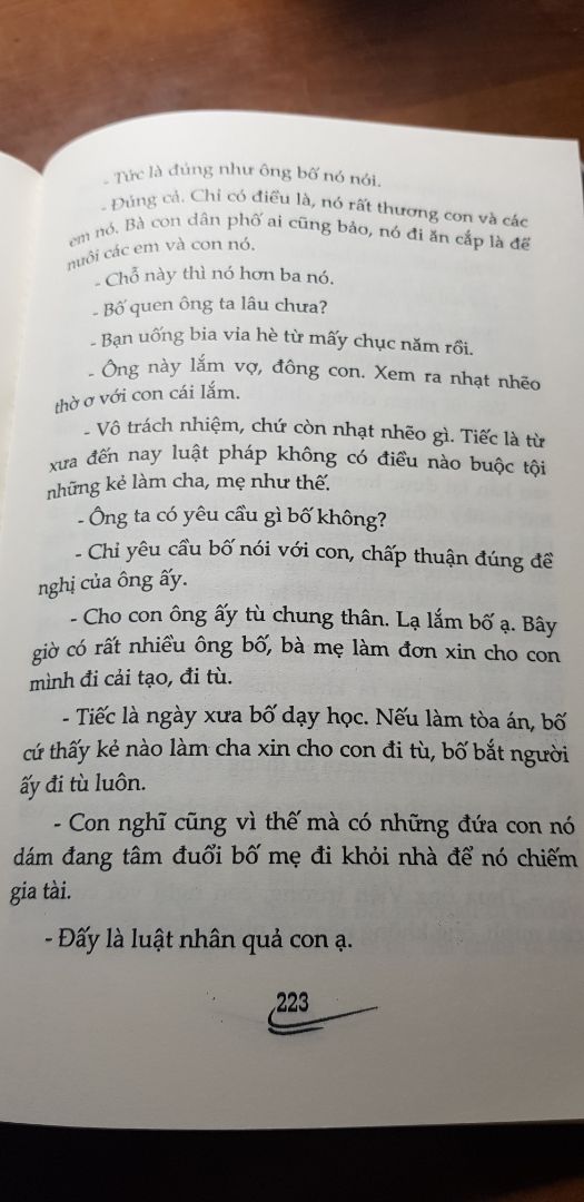 Ta sinh ra không được quyền lựa chọn cha mẹ, nhưng ta có quyền được lựa chọn cách sống cho riêng mình. 
Tuy đoạn đầu miêu tả hơi nhiều mình không thích lắm nhưng càng về sau thì càng lôi cuốn, hiểu thêm về đạo lý làm người, nên là cho 5 sao nhé!