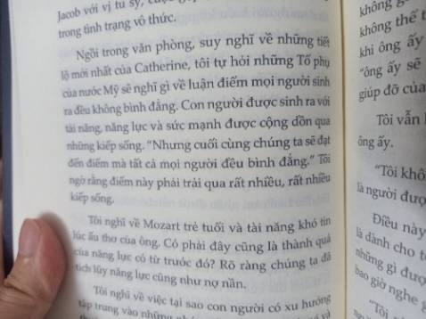 Thấy lỗi font khá nhiều. Lúc đầu đọc cũng hơi ngờ vực do mấy nay khác xa về những gì mình bt quá. Có đoạn khá giống với bên Phật như là tích đức cho kiếp sau. Mình nghĩ từng câu chuyện của Catherine giống như là đại diện cho từng bài học r giải thích kĩ càng vậy, chả khác nào dg ở trong lớp học :v có nhiều từ đọc khá khó hiểu, chắc do dịch từ tiếng anh nên vậy