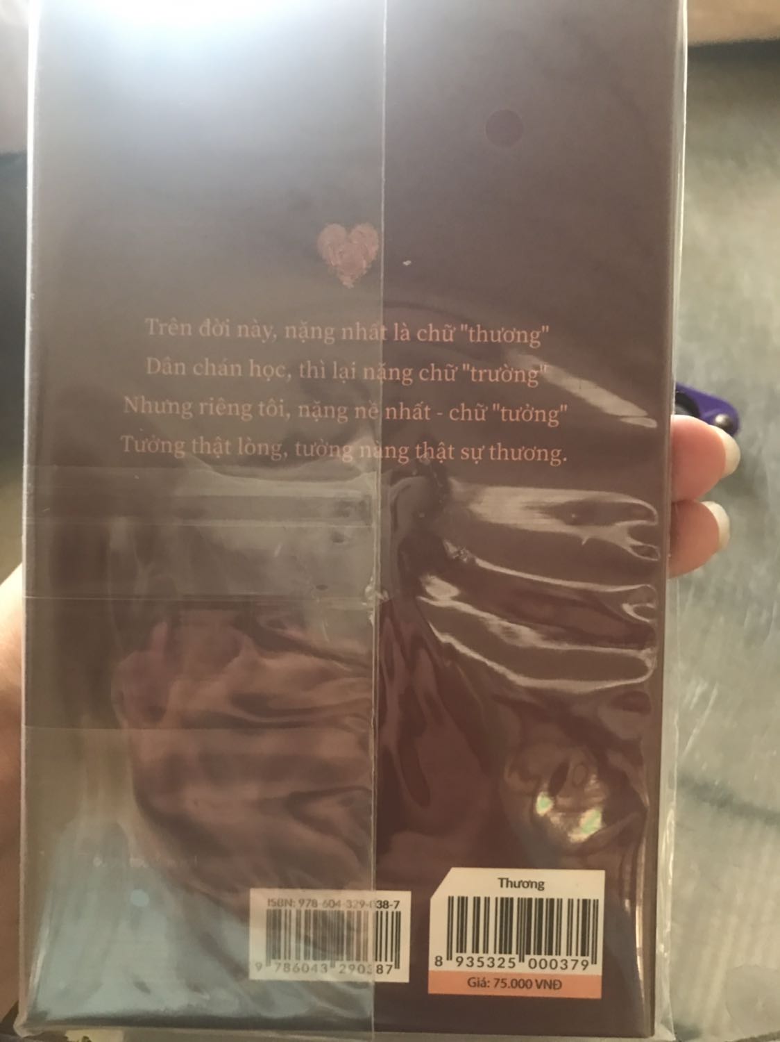 Tiki đóng gói tốt lắm nhé. Bỏ vô hộp giấy giữ cho sách ko bị hư hỏng. Sách còn mới hoàn toàn luôn. Được tặng kèm bookmark. Về nội dung thì đây là một tập thơ. Thương ở đây chủ yếu về tình cảm lứa đôi. Những bạn nào có tâm hồn mong manh và sống nội tâm thì đây là một quyển thơ đáng để chiêm nghiệm