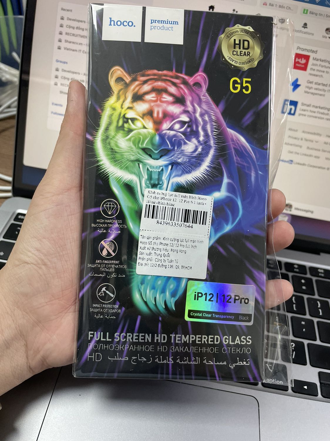 Lần thứ 2 mình mua cường lực loại này. Lần trước dán mình ra nắng nhìn kỹ thì dưới màn hình có bụi lọt vào bên trong. Nên mình quyết định mua miếng khác dán lại. Lần thứ 2 mình kỹ hơn rất nhiều. Phát hiện ra vẫn có bụi li ti vào bên trong màn hình, chứng tỏ miếng dán này chưa thực sự khít.