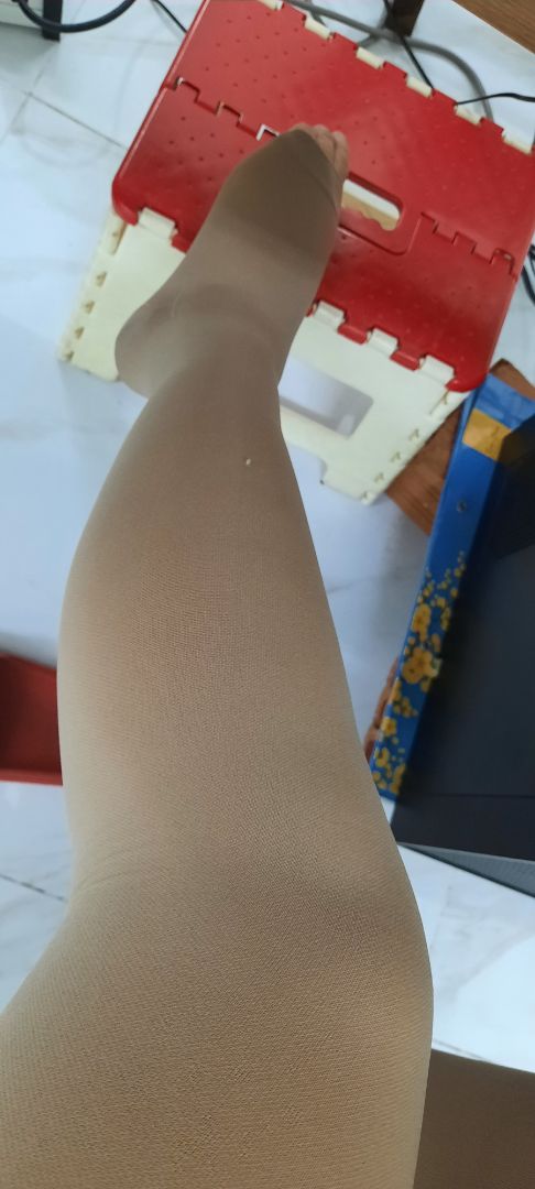 hình thức và giá tiền thì đáng mua.
Mình đã xài của hãng jobst, rẻ hơn 350k mà có đường màu sậm dọc giữa vớ, xài 7 tháng (mình mua 2 bộ) giờ đã giãn nhiều nên bỏ mua loại này.
chất lượng thì không hơn nhiều lắm, mới mang vào lỡ đụng cái chân bàn là xước liền, chả biết có tét ra thêm không. jobst mình cũng xài xước lủng lỗ, nó cứ tét dần và cũng có ả hưởng đến độ dãn của vớ. mn cẩn thận.
độ bền thì phải qua 6 tháng nữa mình mua lại sẽ cho mn biết. hihi