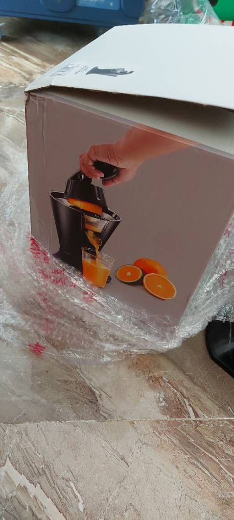 Giao hàng nhanh, đóng hàng ổn nhưng k kĩ như đợt m mua nồi chiên k dầu, ngoài hộp theo sp sẽ đóng gói thêm hộp carton nữa nên hộp bị móp góc ạ.

Máy hơi trầy nhé ạ, chân máy bằng nhựa nên trầy cái nhìn hơi cũ ạ.

Máy vận hành ổn, êm, sd nhẹ nhàn k cần dùng lực nhiều.