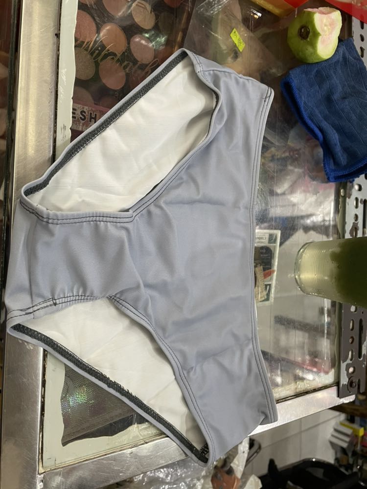 Quần hơi ngắn, như quần chip vậy, dài hơn xíu sẽ tự tin hơn khi mặc !!!